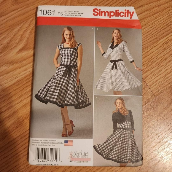 Simplicity Sewing Pattern Bundle - Picture 4 of 4